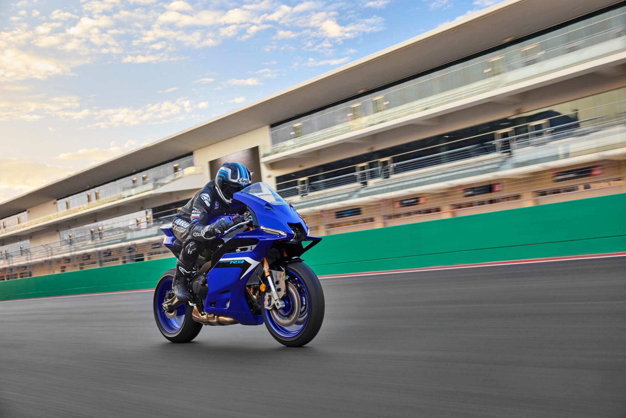 2025-yamaha-yzf900r9-eu-icon_blue-action-007-03